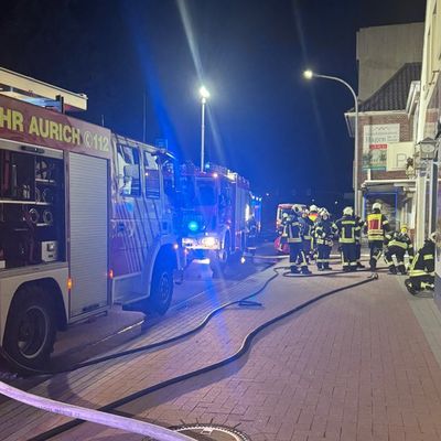 FW-AUR: Auto brennt direkt an Hauswand