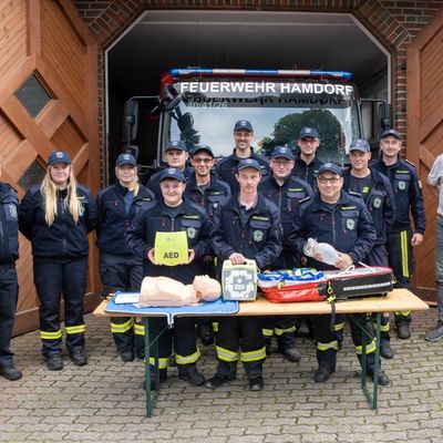 FW-RD: Feuerwehr Hamdorf startet AED-Projekt zur Lebensrettung