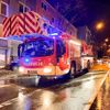 FW-E: Dachstuhlbrand in Mehrfamilienhaus - Feuerwehr Essen über Stunden im Einsatz