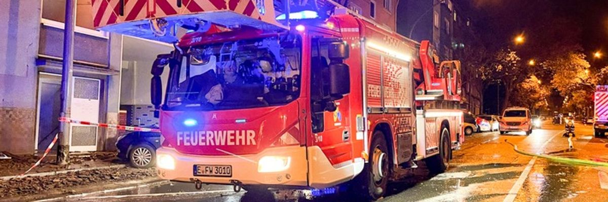 FW-E: Dachstuhlbrand in Mehrfamilienhaus - Feuerwehr Essen über Stunden im Einsatz
