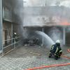 FW-MH: Brandausbreitung auf Wohngebäude und Garagen - Feuerwehr Mülheim an der Ruhr im Einsatz