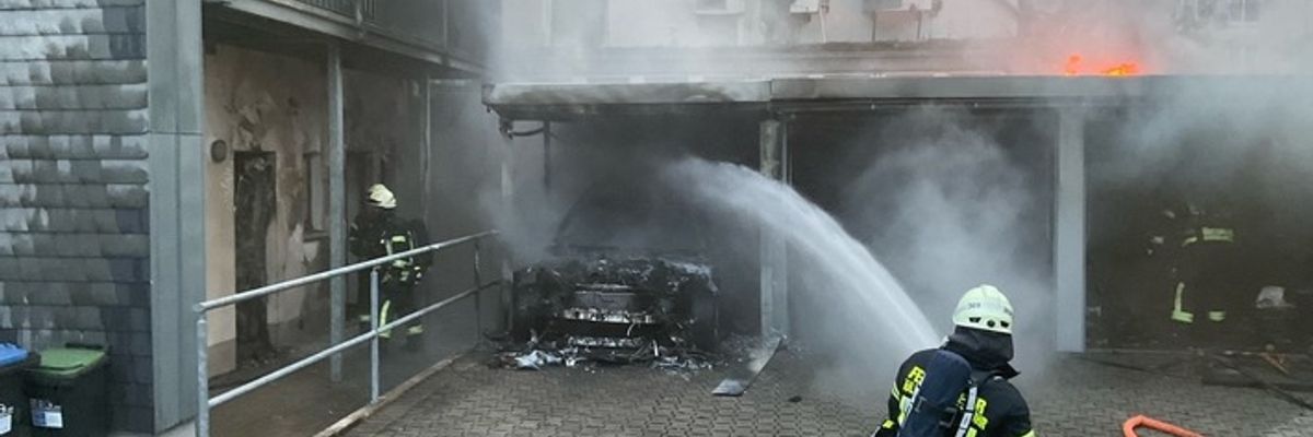 FW-MH: Brandausbreitung auf Wohngebäude und Garagen - Feuerwehr Mülheim an der Ruhr im Einsatz