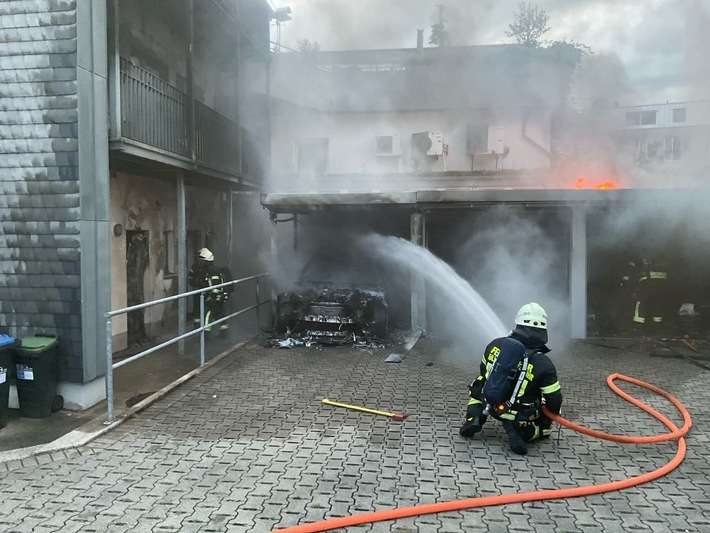 FW-MH: Brandausbreitung auf Wohngebäude und Garagen - Feuerwehr Mülheim an der Ruhr im Einsatz