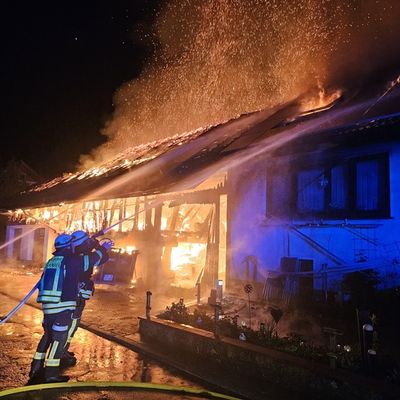 KFV-CW: Brand nach Blitzschlag zerstört Wohnhaus und Stallungen / 6 Pferde vor Flammen gerettet/Wasserversorgung zusammengebrochen