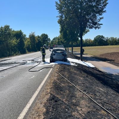 FW Petershagen: PKW Brand auf der B482