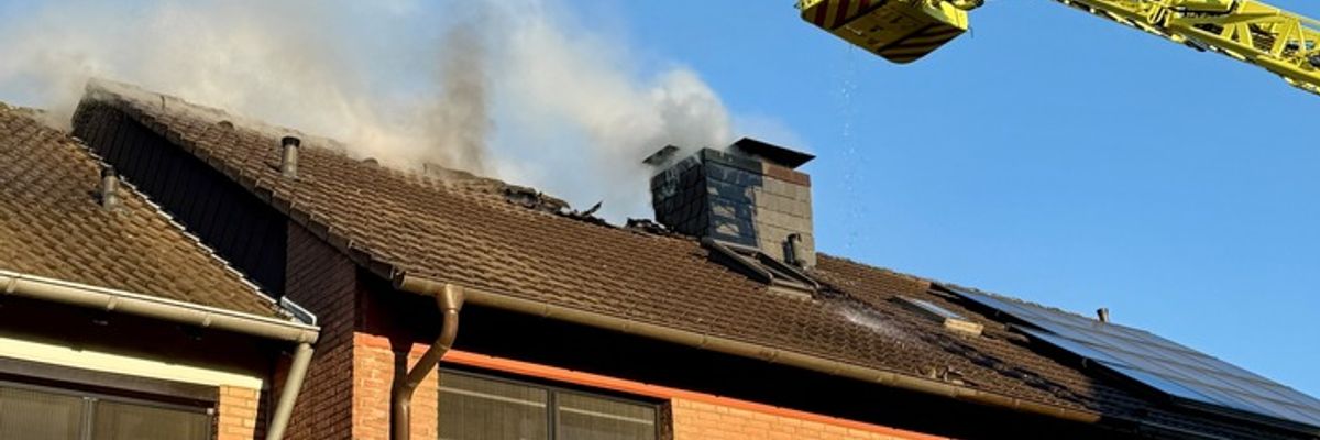 FW Ratingen: Dachstuhlbrand in Ratingen-Tiefenbroich