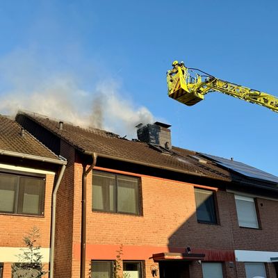 FW Ratingen: Dachstuhlbrand in Ratingen-Tiefenbroich