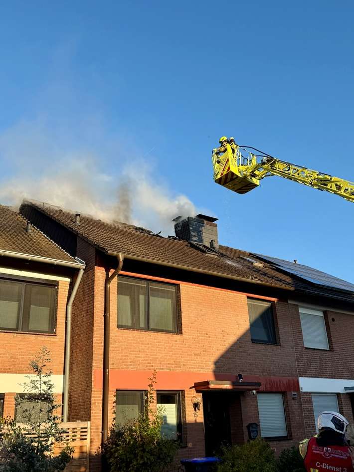 FW Ratingen: Dachstuhlbrand in Ratingen-Tiefenbroich