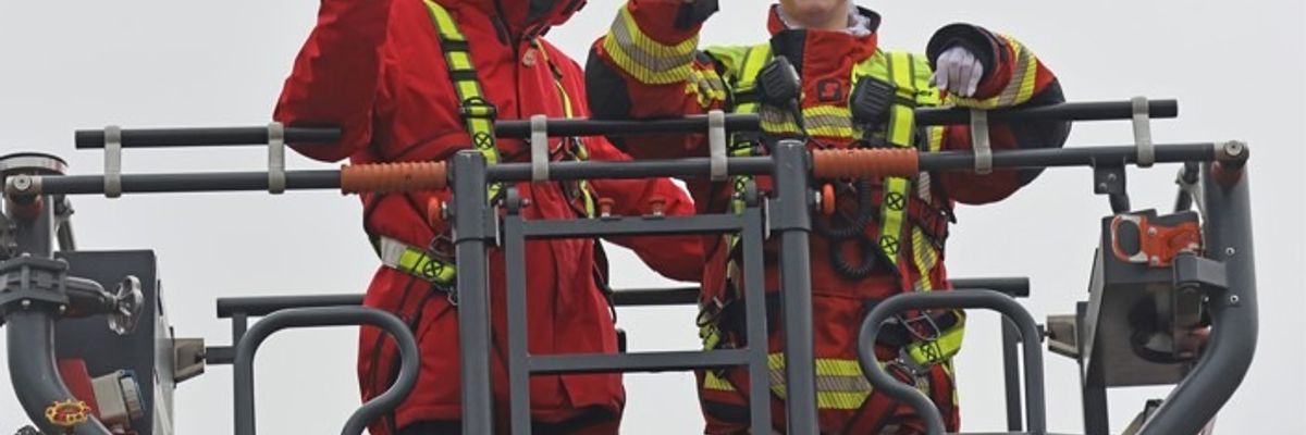 FW Düren: Für Kinderprinz Tom II. geht es bei der Feuerwehr hoch hinaus