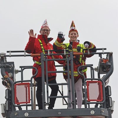 FW Düren: Für Kinderprinz Tom II. geht es bei der Feuerwehr hoch hinaus