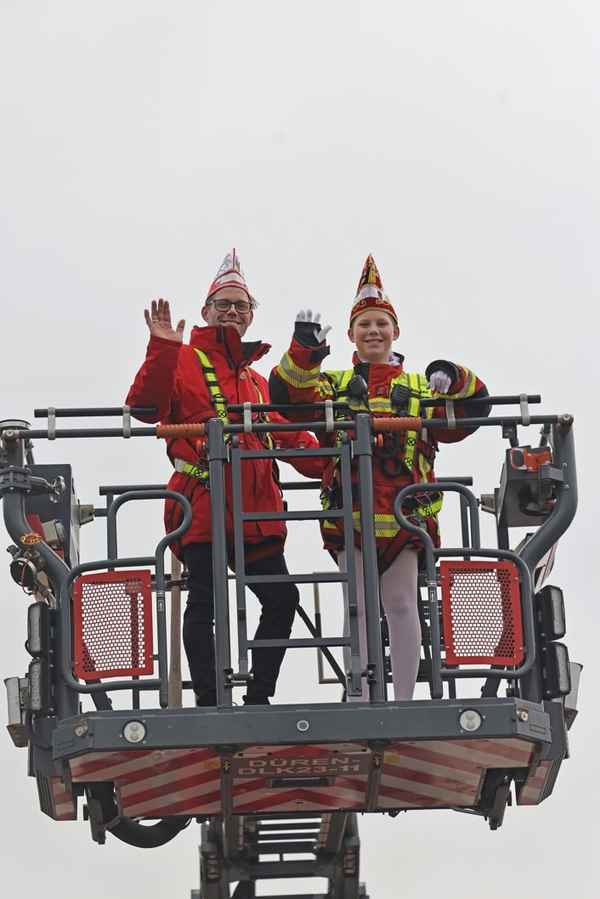 FW Düren: Für Kinderprinz Tom II. geht es bei der Feuerwehr hoch hinaus