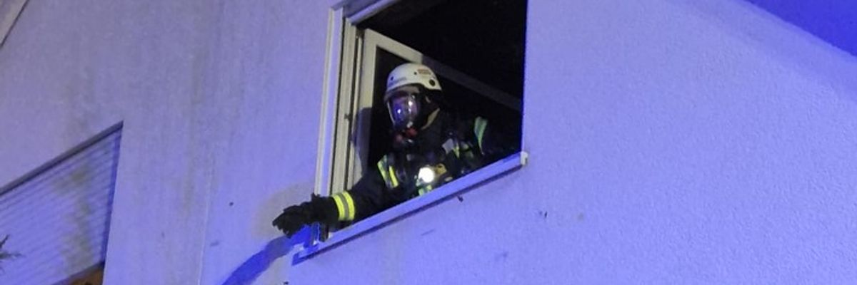 FW Ense: Zimmerbrand in Ense-Bremen / Feuerwehr mit 2 Löschzügen im Einsatz