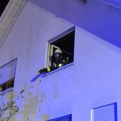 FW Ense: Zimmerbrand in Ense-Bremen / Feuerwehr mit 2 Löschzügen im Einsatz
