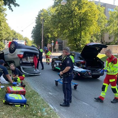 FW-DO: Verkehrsunfall auf der Wittekindstraße - Feuerwehr Dortmund rettet verletzte Person aus überschlagenem Fahrzeug