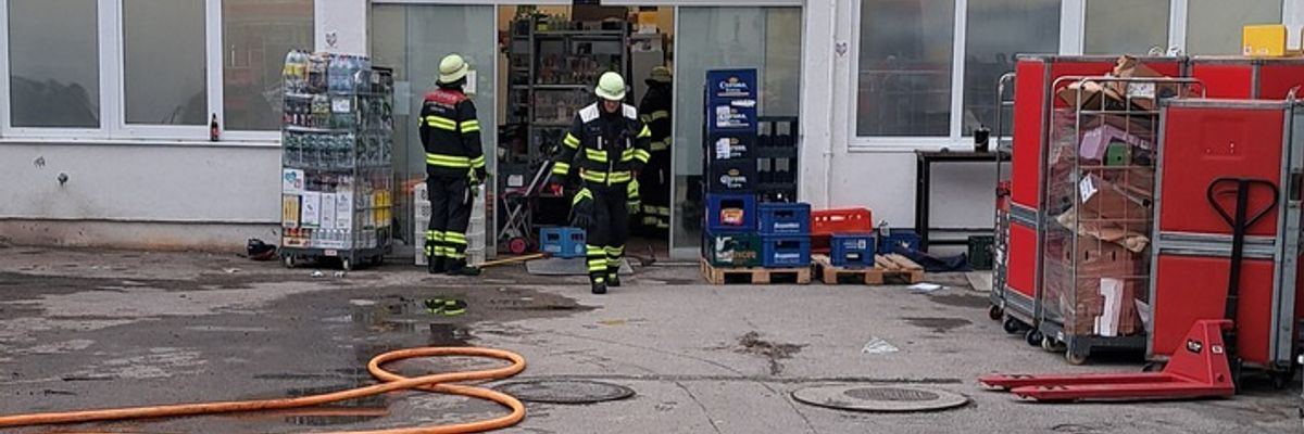FW-M: Akkuschrank in Brand (Neuhausen)