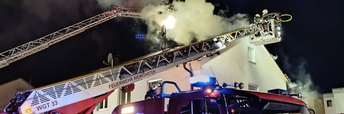 LRA-Ravensburg: Großbrand in Wohnhaus in Weingarten - über 130 Einsatzkräfte im Einsatz