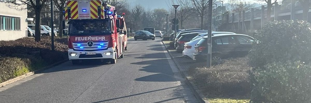FW Weinheim: Feuerwehr Weinheim bei Brandmeldealarm und Rettungsdiensteinsatz gefordert