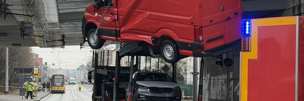 FW Dresden: Feuerwehr Dresden beseitigt gefährliche Lage nach Unfall unter Brücke