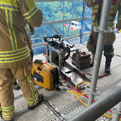 FW Dresden: Schwerer Arbeitsunfall in Wohnhochhaus - Arbeiter von Betonteil eingeklemmt und reanimiert