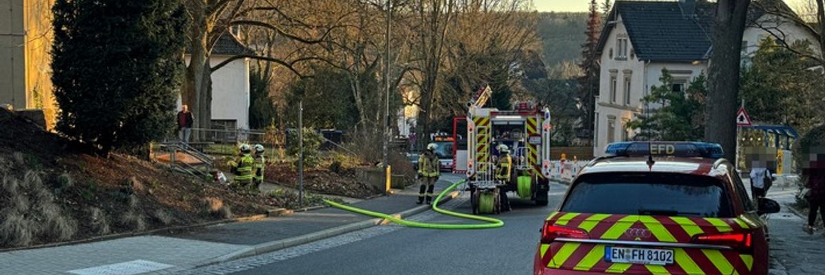 FW-EN: Flächenbrand am Interimsrathaus Goethestraße mit Gebäudeschaden - Rauch drang in Gebäude ein
