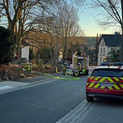 FW-EN: Flächenbrand am Interimsrathaus Goethestraße mit Gebäudeschaden - Rauch drang in Gebäude ein