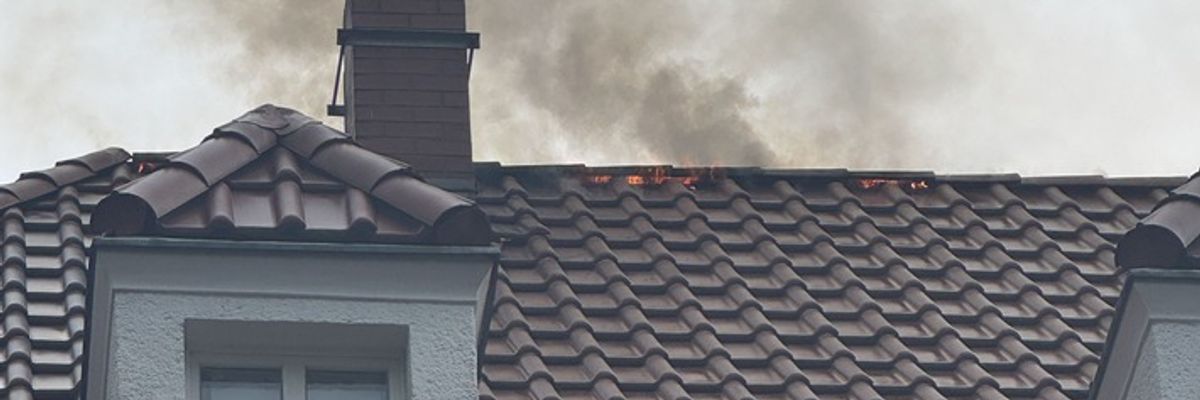 FW Dresden: Dachstuhl- und Garagenbrand fordern Einsatz der Feuerwehr