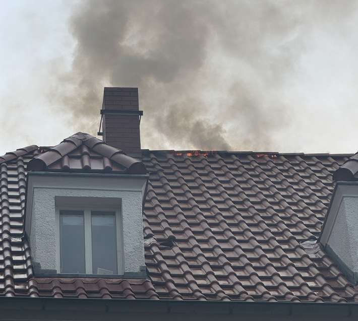 FW Dresden: Dachstuhl- und Garagenbrand fordern Einsatz der Feuerwehr