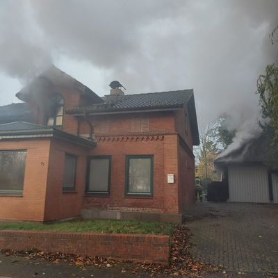 FW-HEI: Feuer in zwei Gebäuden - Feuerwehr findet leblose Person