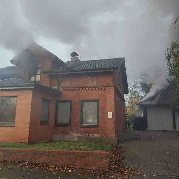 FW-HEI: Feuer in zwei Gebäuden - Feuerwehr findet leblose Person