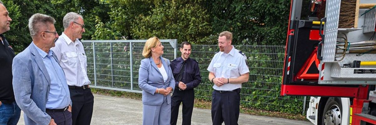 FW Bremerhaven: Senatorin Dr. Eva Högl besucht die Freiwilligen Feuerwehren Bremerhaven-Lehe und Wulsdorf
