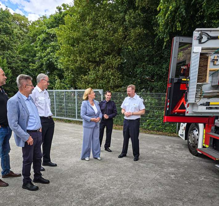 FW Bremerhaven: Senatorin Dr. Eva Högl besucht die Freiwilligen Feuerwehren Bremerhaven-Lehe und Wulsdorf