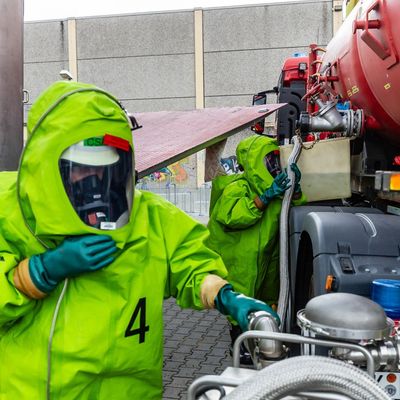 Feuerwehr MTK: "Red Tanker '25": 120 Einsatzkräfte proben Gefahrstofflage an der Heinrich-von-Kleist-Schule Eschborn