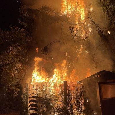 FW-DO: Meterhohe Flammen durch brennende Gartenlaube
