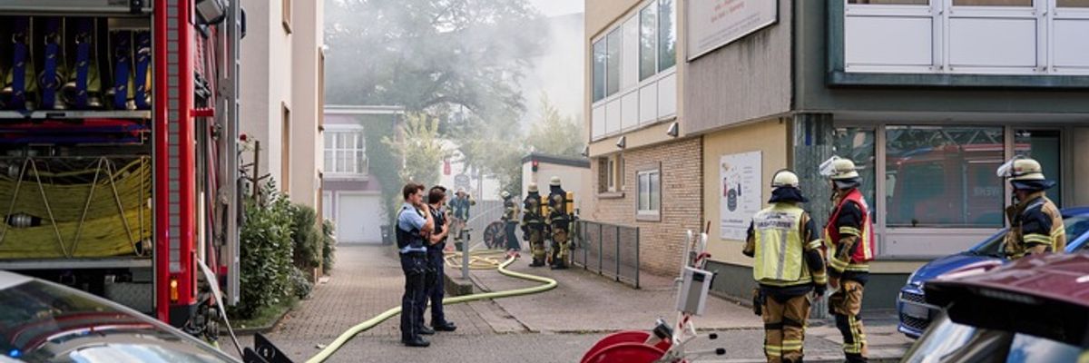 FW-E: Pkw-Brand in Tiefgarage - Kindertagesstätte geräumt