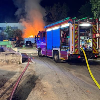 FW-M: Mehrere Baucontainer in Flammen (Lerchenau)