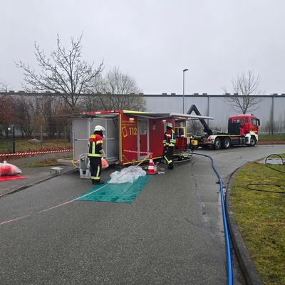 FW-RD: Düngemittel verursacht ein Gefahrgut Einsatz auf einen Wertstoffhof in Osterrönfeld