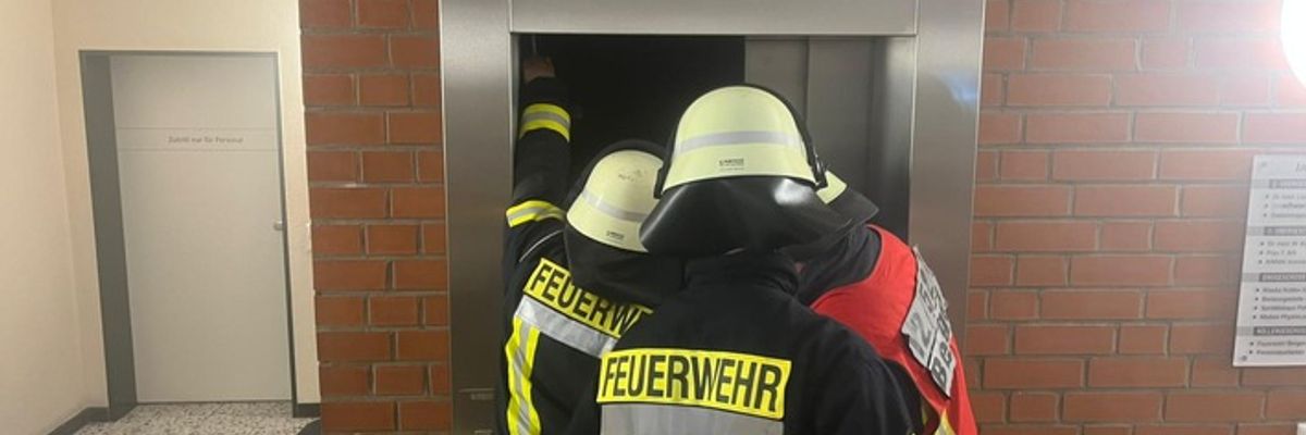 FFW Bergen: Ortsfeuerwehr Bergen übt den Ernstfall: Kellerbrand mit mehreren vermissten Personen
