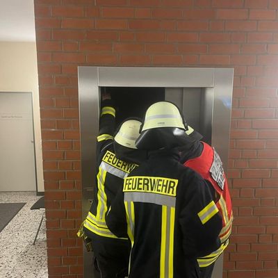 FFW Bergen: Ortsfeuerwehr Bergen übt den Ernstfall: Kellerbrand mit mehreren vermissten Personen