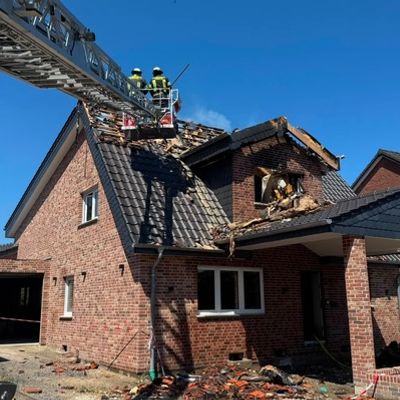 FW-WRN: Feuerwehr beendet aufwändigen Brandeinsatz an der Lessingstraße nach knapp 24 Stunden