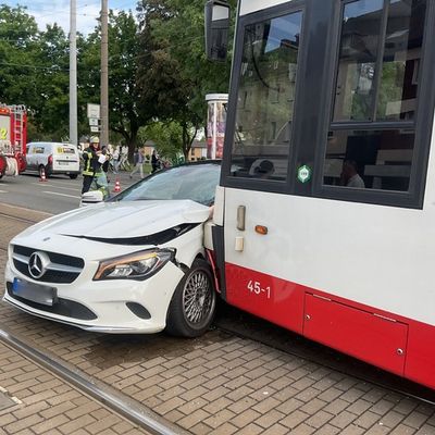 FW-DO: Verkehrsunfall zwischen Straßenbahn und PKW auf dem Wambeler Hellweg - eine Person schwer verletzt