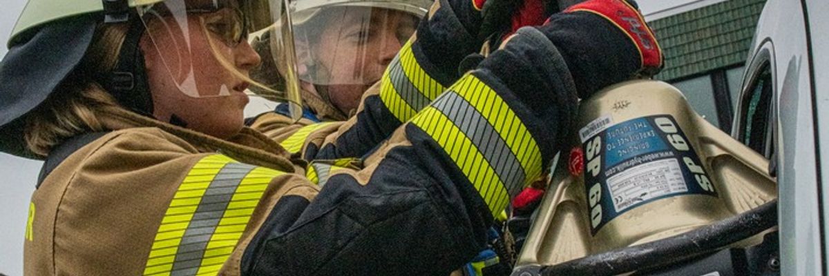 FW Voerde: Schwerer Verkehrsunfall auf dem Rathausplatz in Voerde