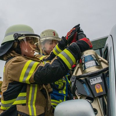 FW Voerde: Schwerer Verkehrsunfall auf dem Rathausplatz in Voerde