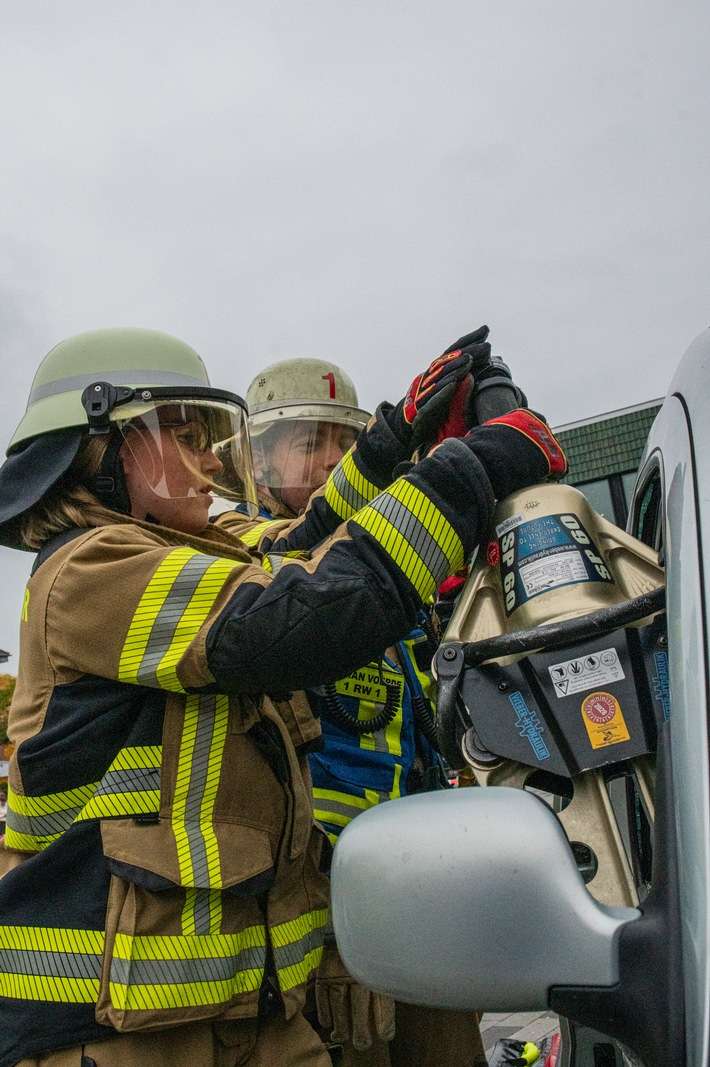 FW Voerde: Schwerer Verkehrsunfall auf dem Rathausplatz in Voerde