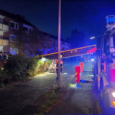 FW-RD: Kellerbrand in Rendsburg - Mehrere Menschen aus Mehrfamilienhaus gerettet