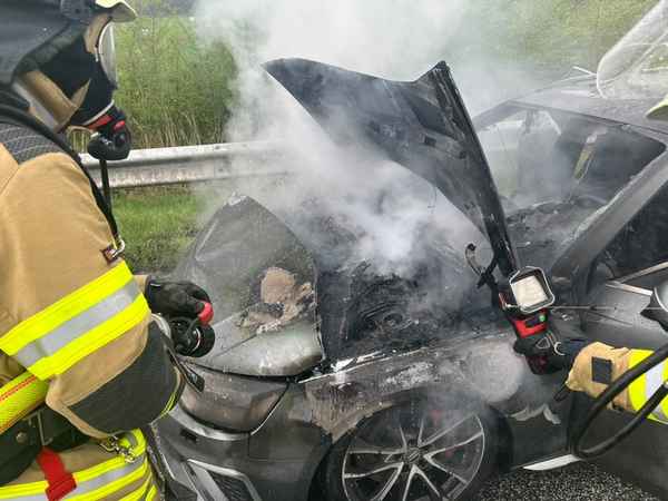 FW Bremerhaven: PKW-Brand auf der BAB 27