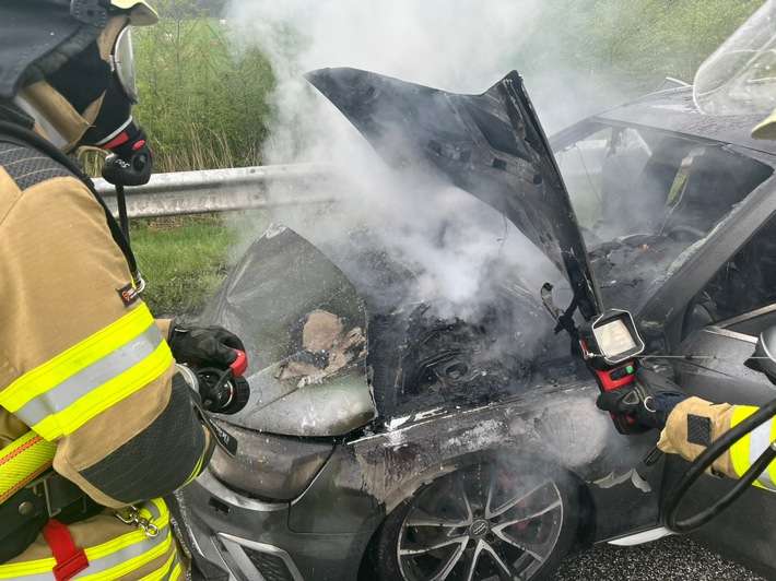 FW Bremerhaven: PKW-Brand auf der BAB 27