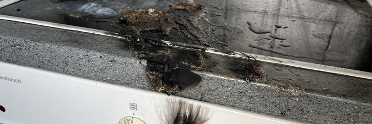 FW Ratingen: Küchenbrand in der 3. Etage