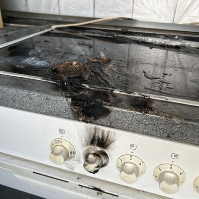 FW Ratingen: Küchenbrand in der 3. Etage