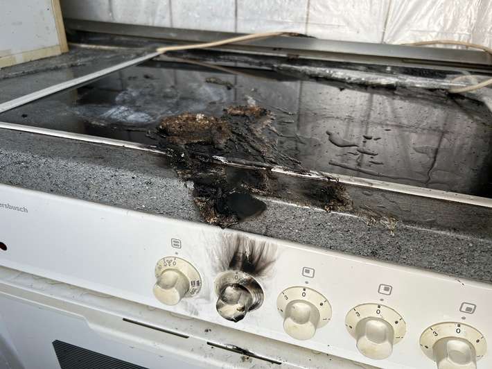 FW Ratingen: Küchenbrand in der 3. Etage