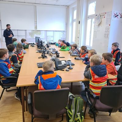 FW-OE: Was für ein cooles Event - Begeisterung bei den "LöschKids Heinsberg" beim Besuch der Kreisleitstelle in Olpe